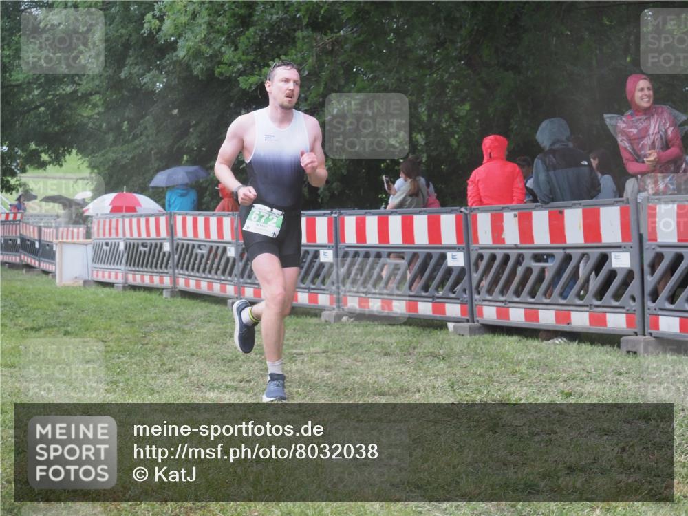 21.06.2025 - 27. Vierlanden-Triathlon KatJ http://msf.ph/oto/8032038 15.06.2025 13:41:58 Ziel 672 meine-sportfotos.de