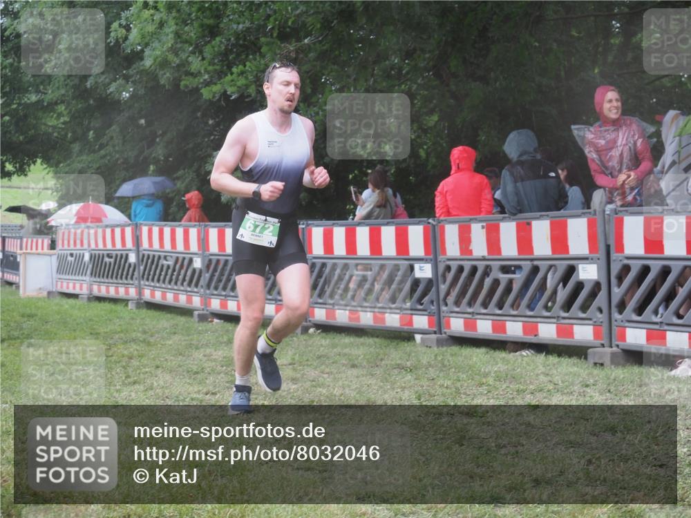 21.06.2025 - 27. Vierlanden-Triathlon KatJ http://msf.ph/oto/8032046 15.06.2025 13:41:58 Ziel 672 meine-sportfotos.de