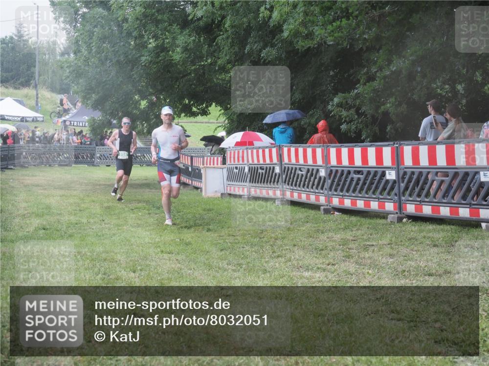 21.06.2025 - 27. Vierlanden-Triathlon KatJ http://msf.ph/oto/8032051 15.06.2025 13:42:21 Ziel 139, 858 meine-sportfotos.de