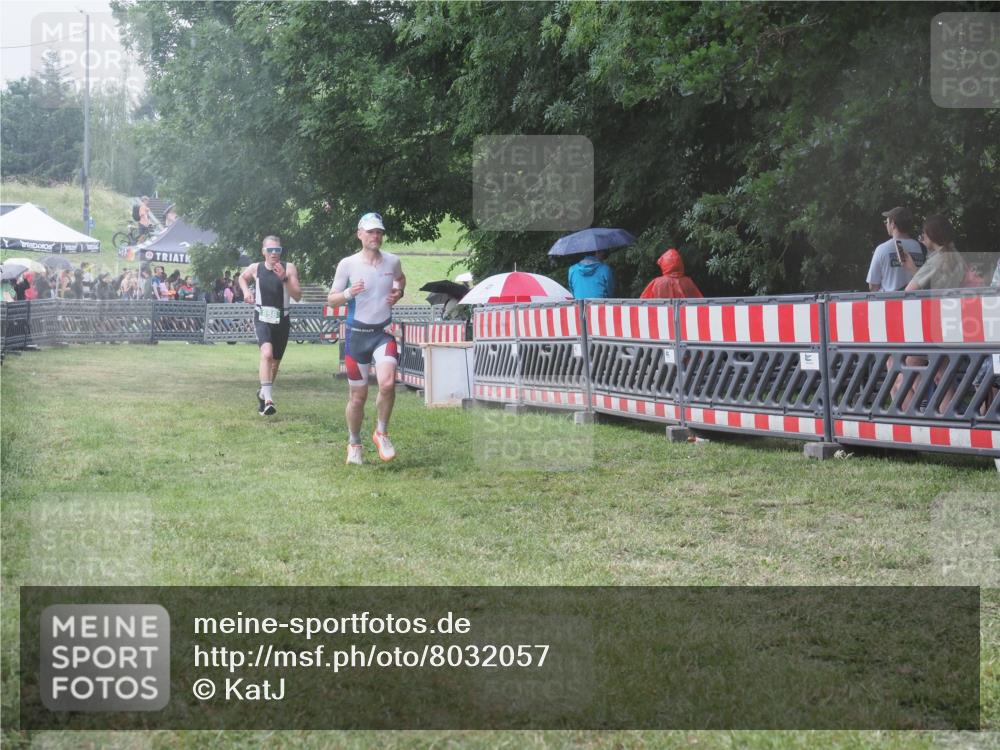 21.06.2025 - 27. Vierlanden-Triathlon KatJ http://msf.ph/oto/8032057 15.06.2025 13:42:21 Ziel 139, 858 meine-sportfotos.de