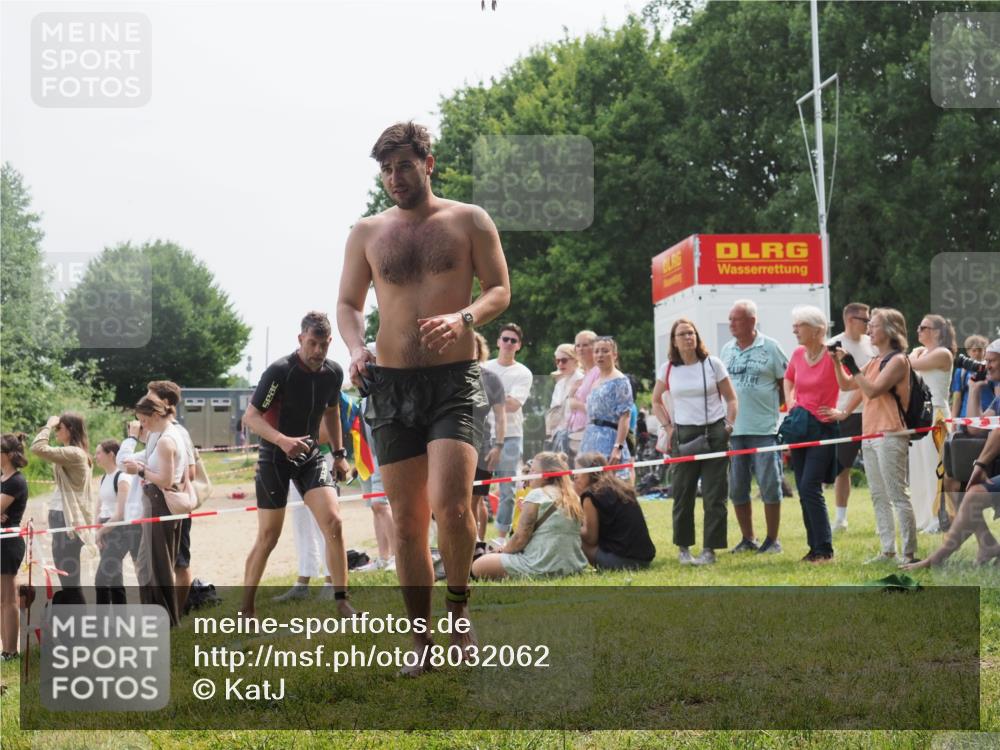 15.06.2025 - 27. Vierlanden-Triathlon KatJ http://msf.ph/oto/8032062 15.06.2025 11:11:42 Schwimmen 742, 791 meine-sportfotos.de