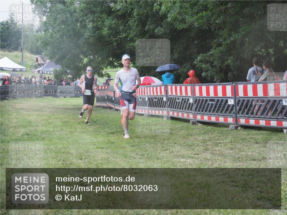 21.06.2025 - 27. Vierlanden-Triathlon KatJ http://msf.ph/oto/8032063 15.06.2025 13:42:21 Ziel 139, 858 meine-sportfotos.de