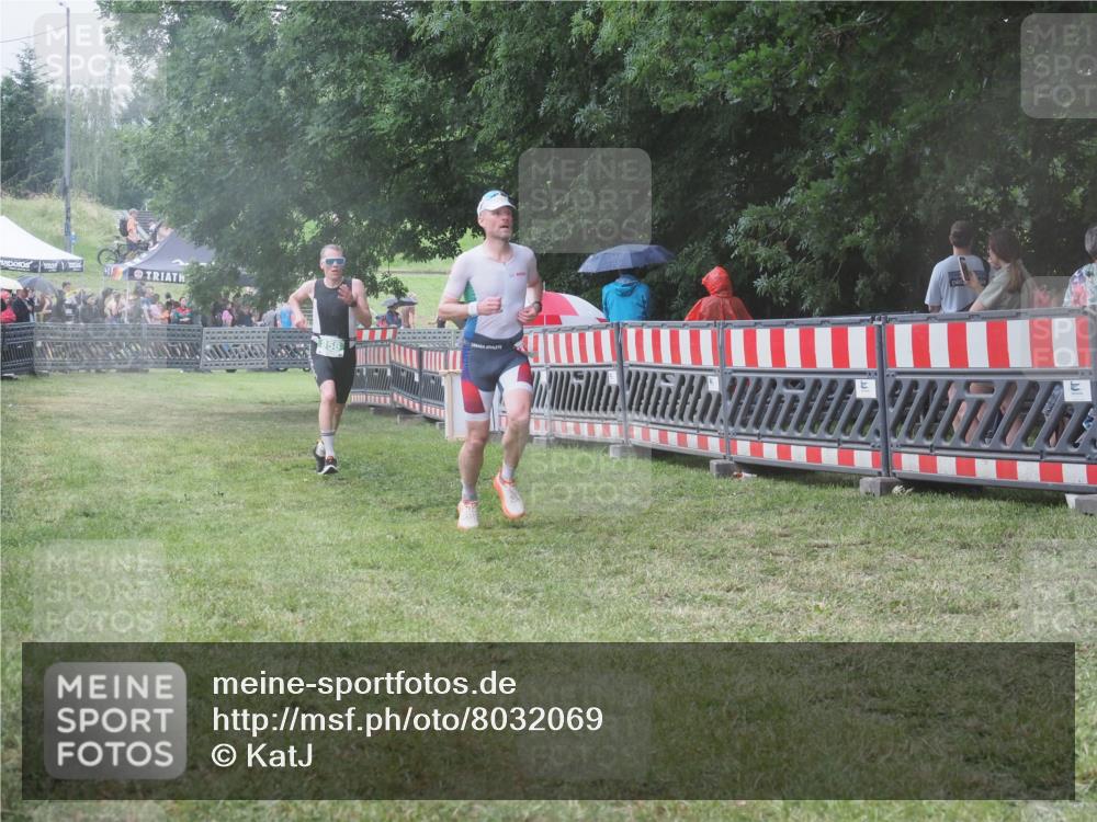 21.06.2025 - 27. Vierlanden-Triathlon KatJ http://msf.ph/oto/8032069 15.06.2025 13:42:21 Ziel 139, 858 meine-sportfotos.de