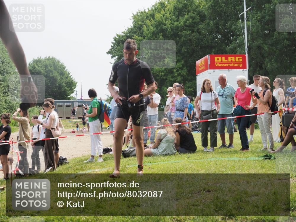 15.06.2025 - 27. Vierlanden-Triathlon KatJ http://msf.ph/oto/8032087 15.06.2025 11:11:44 Schwimmen 742, 791 meine-sportfotos.de
