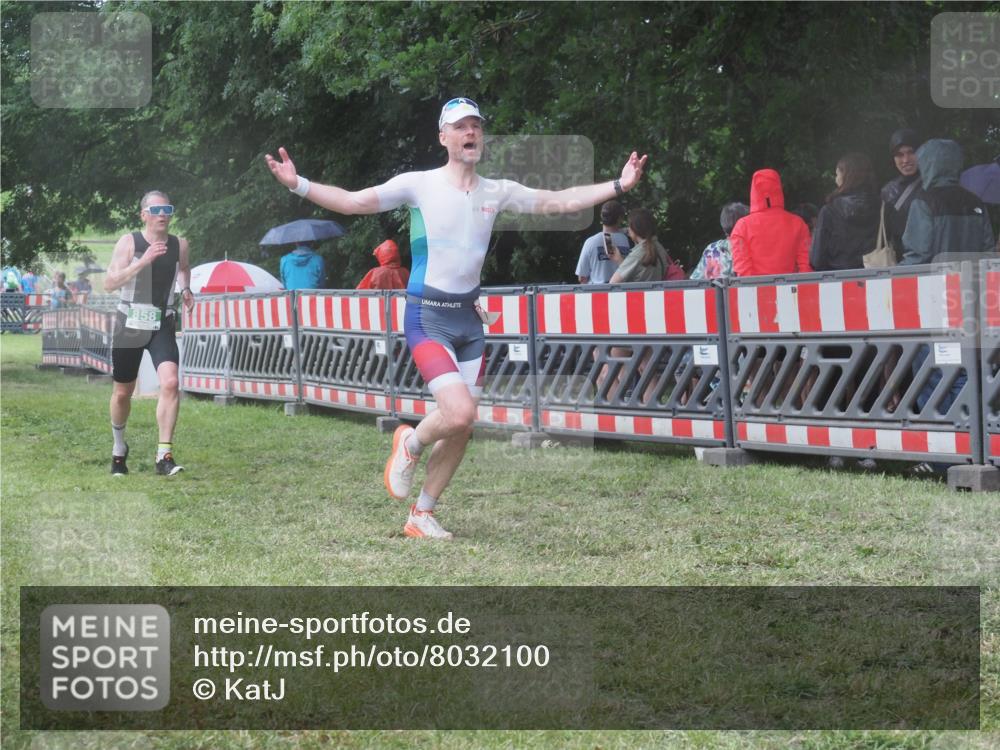 21.06.2025 - 27. Vierlanden-Triathlon KatJ http://msf.ph/oto/8032100 15.06.2025 13:42:22 Ziel 139, 858 meine-sportfotos.de