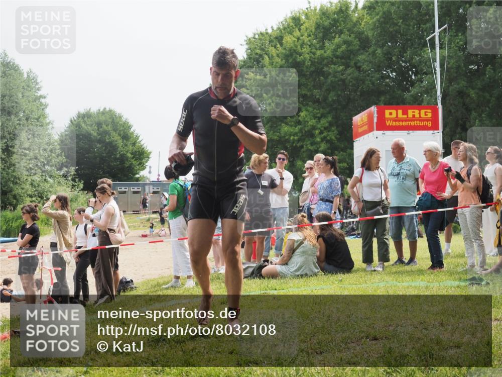 15.06.2025 - 27. Vierlanden-Triathlon KatJ http://msf.ph/oto/8032108 15.06.2025 11:11:45 Schwimmen 742, 791 meine-sportfotos.de