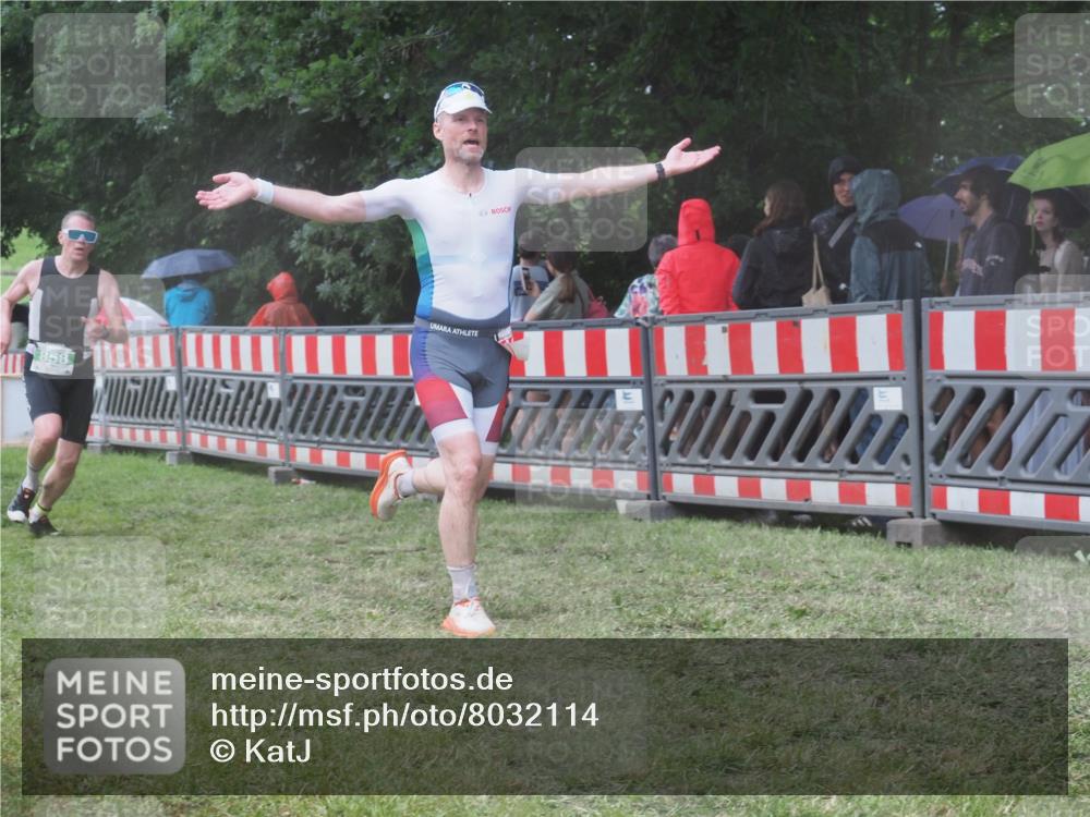21.06.2025 - 27. Vierlanden-Triathlon KatJ http://msf.ph/oto/8032114 15.06.2025 13:42:23 Ziel 93, 139, 858 meine-sportfotos.de