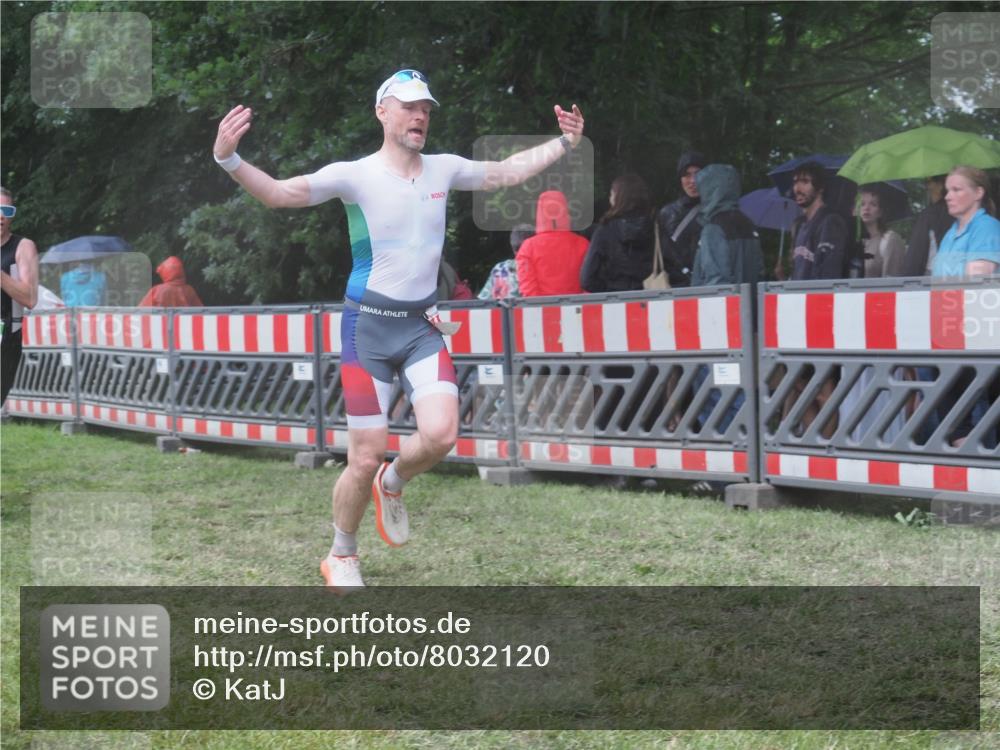 21.06.2025 - 27. Vierlanden-Triathlon KatJ http://msf.ph/oto/8032120 15.06.2025 13:42:23 Ziel 93, 139, 858 meine-sportfotos.de