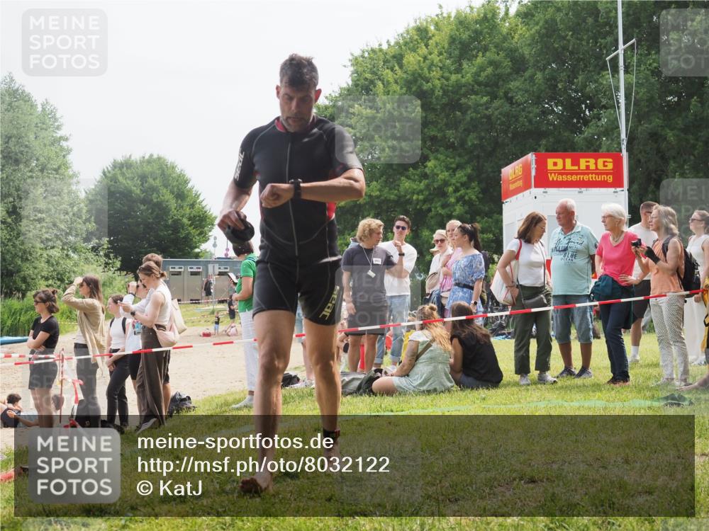 15.06.2025 - 27. Vierlanden-Triathlon KatJ http://msf.ph/oto/8032122 15.06.2025 11:11:46 Schwimmen 742, 791 meine-sportfotos.de