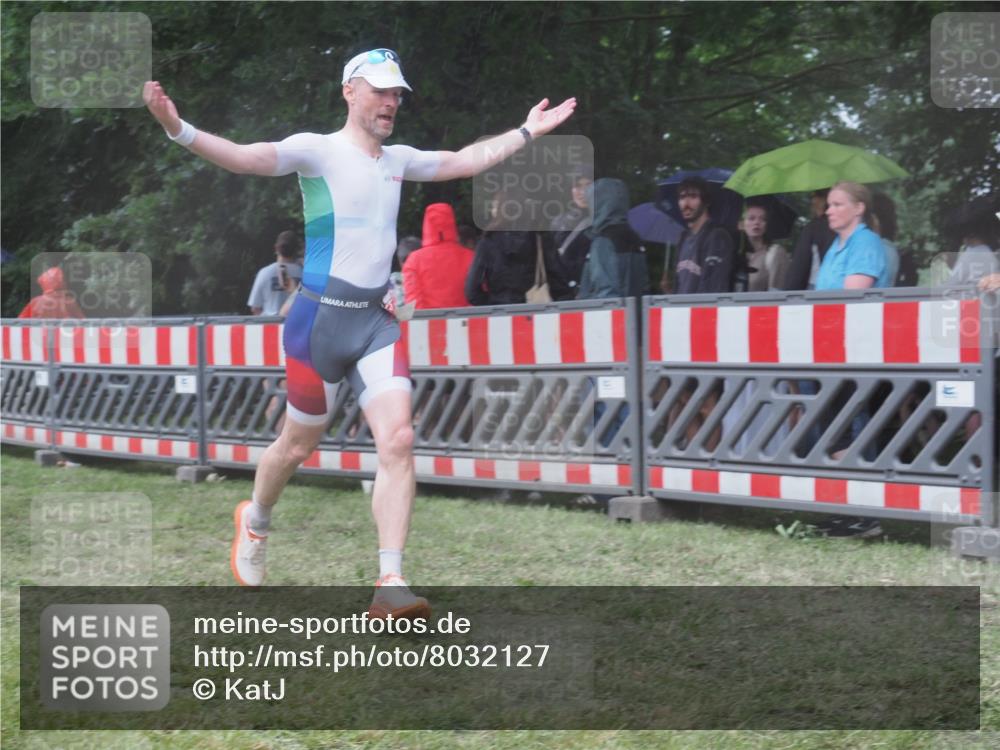 21.06.2025 - 27. Vierlanden-Triathlon KatJ http://msf.ph/oto/8032127 15.06.2025 13:42:23 Ziel 93, 139, 858 meine-sportfotos.de