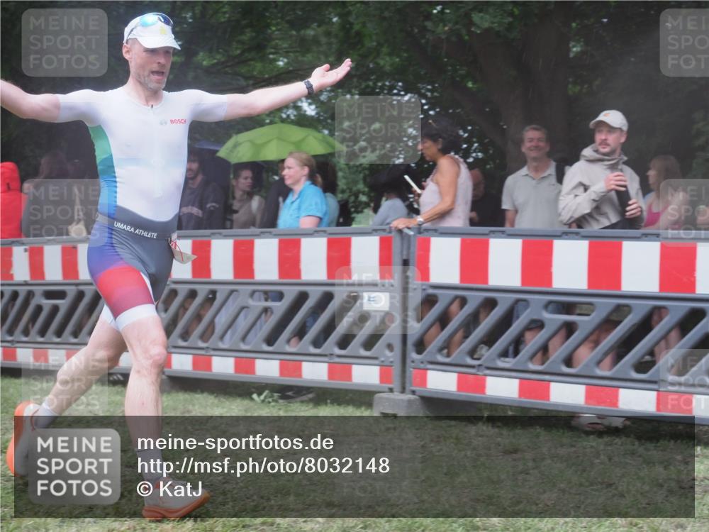 21.06.2025 - 27. Vierlanden-Triathlon KatJ http://msf.ph/oto/8032148 15.06.2025 13:42:23 Ziel 93, 139, 858 meine-sportfotos.de