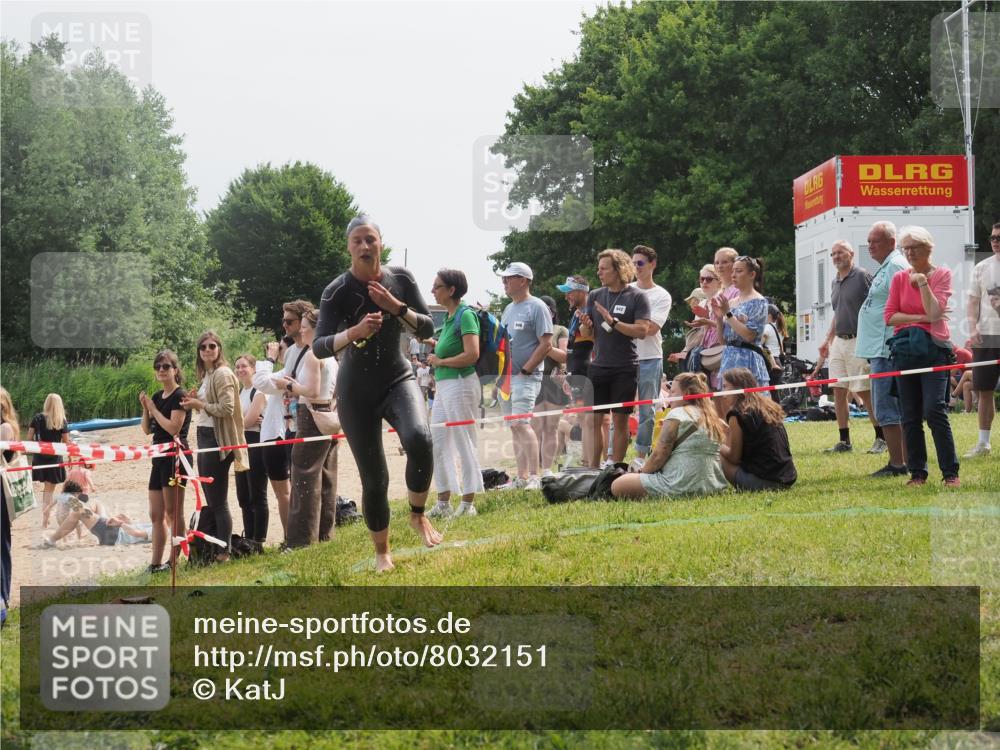 15.06.2025 - 27. Vierlanden-Triathlon KatJ http://msf.ph/oto/8032151 15.06.2025 11:12:05 Schwimmen 921, 934 meine-sportfotos.de
