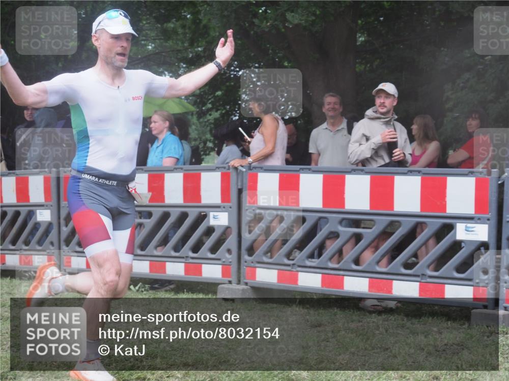 21.06.2025 - 27. Vierlanden-Triathlon KatJ http://msf.ph/oto/8032154 15.06.2025 13:42:23 Ziel 93, 139, 858 meine-sportfotos.de