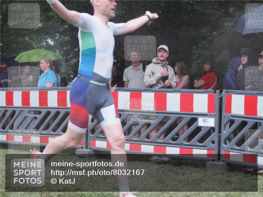 21.06.2025 - 27. Vierlanden-Triathlon KatJ http://msf.ph/oto/8032167 15.06.2025 13:42:24 Ziel 93, 139, 858 meine-sportfotos.de
