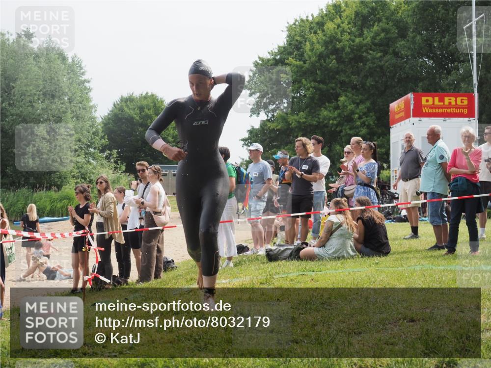 15.06.2025 - 27. Vierlanden-Triathlon KatJ http://msf.ph/oto/8032179 15.06.2025 11:12:06 Schwimmen 921, 934 meine-sportfotos.de