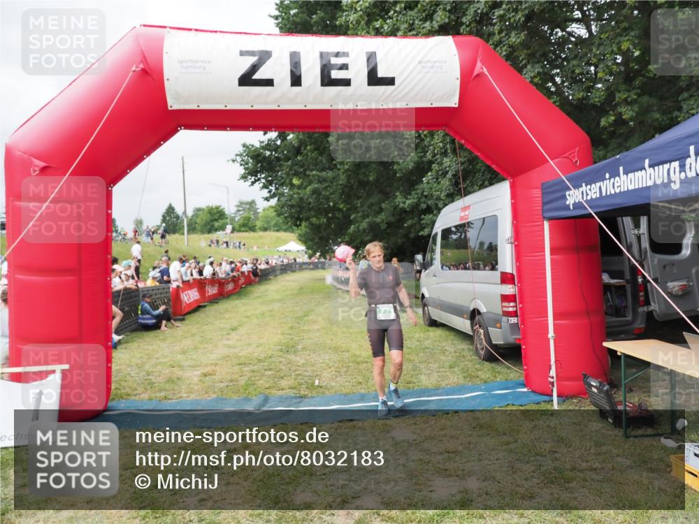 21.06.2025 - 27. Vierlanden-Triathlon MichiJ http://msf.ph/oto/8032183 15.06.2026 12:49:48 Ziel 771 meine-sportfotos.de
