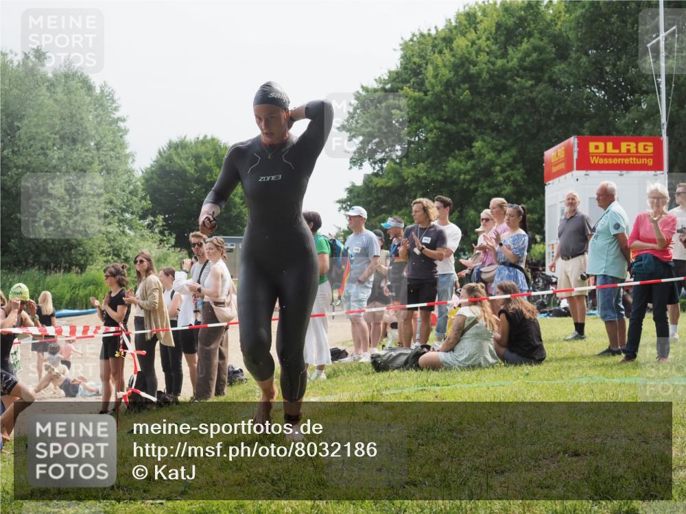 15.06.2025 - 27. Vierlanden-Triathlon KatJ http://msf.ph/oto/8032186 15.06.2025 11:12:06 Schwimmen 921, 934 meine-sportfotos.de