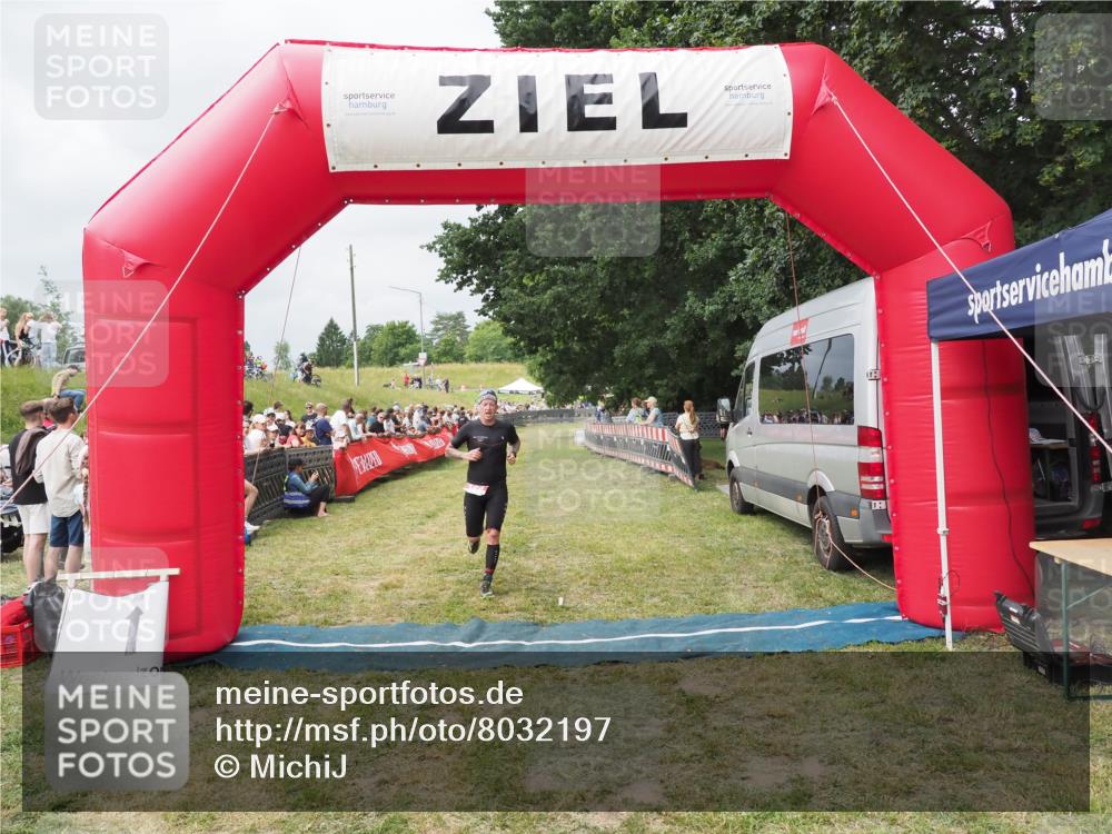 21.06.2025 - 27. Vierlanden-Triathlon MichiJ http://msf.ph/oto/8032197 15.06.2026 12:50:19 Ziel 100 meine-sportfotos.de
