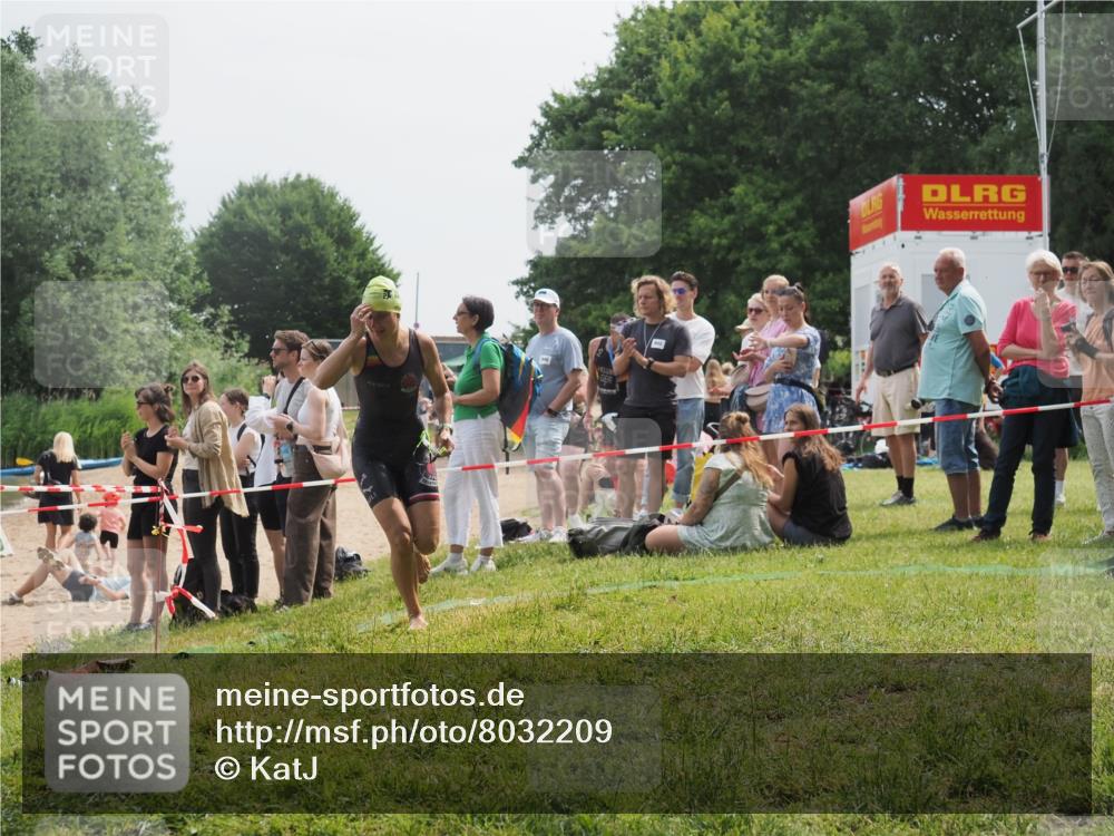 15.06.2025 - 27. Vierlanden-Triathlon KatJ http://msf.ph/oto/8032209 15.06.2025 11:12:07 Schwimmen 921, 934 meine-sportfotos.de