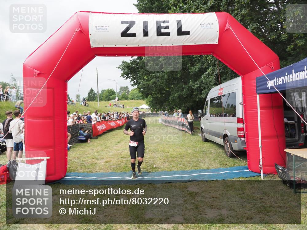 21.06.2025 - 27. Vierlanden-Triathlon MichiJ http://msf.ph/oto/8032220 15.06.2026 12:50:19 Ziel 100 meine-sportfotos.de