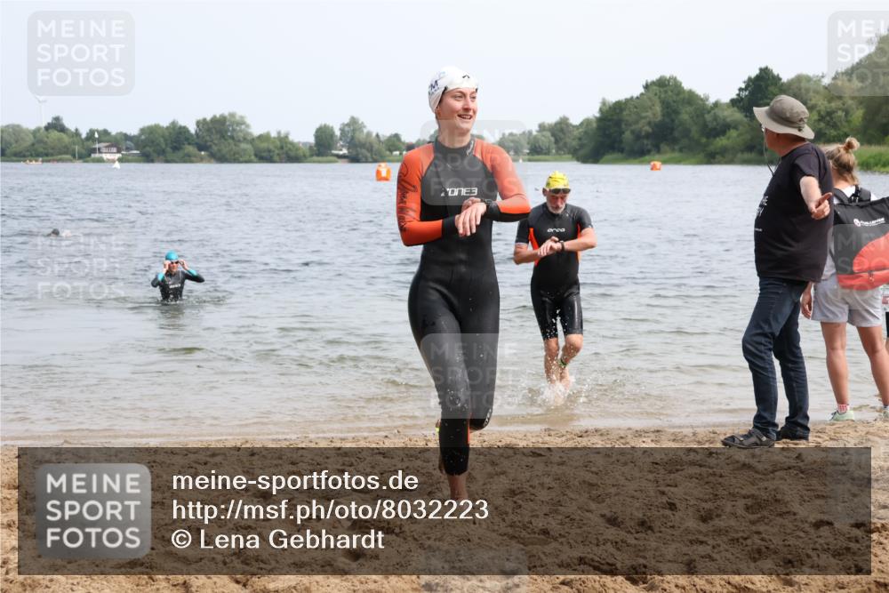 15.06.2025 - 27. Vierlanden-Triathlon Lena Gebhardt http://msf.ph/oto/8032223 15.06.2025 11:14:00 Schwimmen 800, 904, 920, 952 meine-sportfotos.de