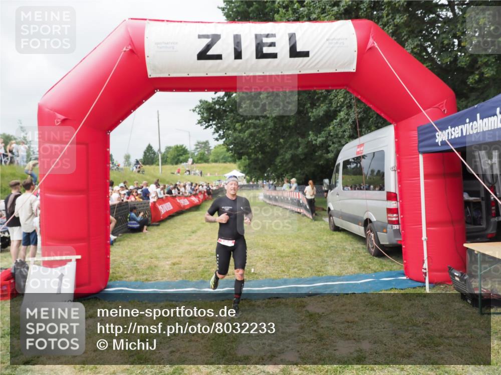 21.06.2025 - 27. Vierlanden-Triathlon MichiJ http://msf.ph/oto/8032233 15.06.2026 12:50:19 Ziel 100 meine-sportfotos.de