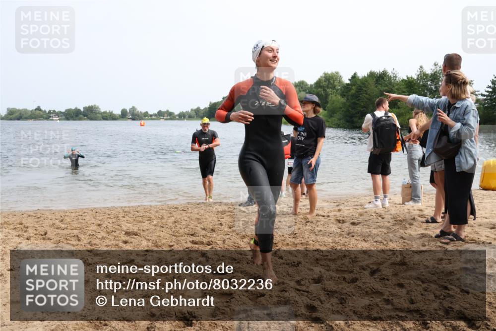 15.06.2025 - 27. Vierlanden-Triathlon Lena Gebhardt http://msf.ph/oto/8032236 15.06.2025 11:14:01 Schwimmen 800, 904, 920, 952 meine-sportfotos.de