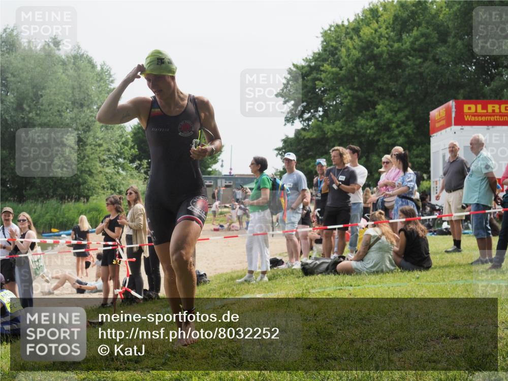 15.06.2025 - 27. Vierlanden-Triathlon KatJ http://msf.ph/oto/8032252 15.06.2025 11:12:09 Schwimmen 785, 921, 934 meine-sportfotos.de