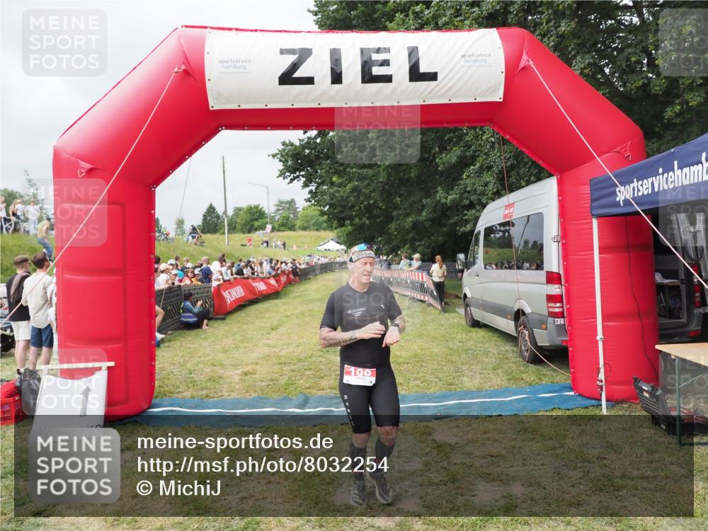 21.06.2025 - 27. Vierlanden-Triathlon MichiJ http://msf.ph/oto/8032254 15.06.2026 12:50:20 Ziel 100 meine-sportfotos.de