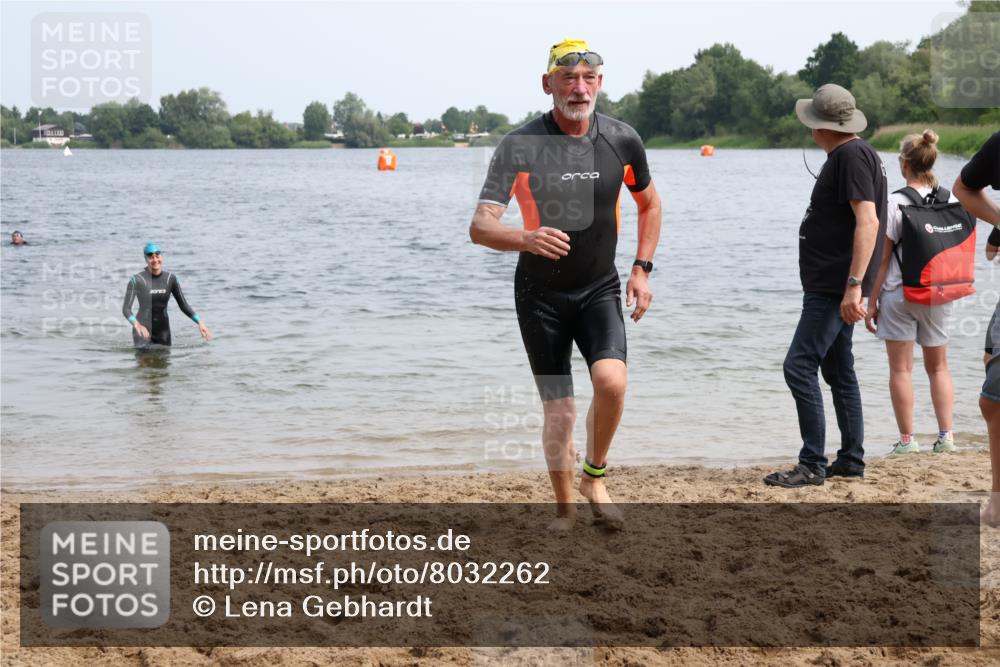 15.06.2025 - 27. Vierlanden-Triathlon Lena Gebhardt http://msf.ph/oto/8032262 15.06.2025 11:14:03 Schwimmen 800, 904, 920, 952, 962 meine-sportfotos.de
