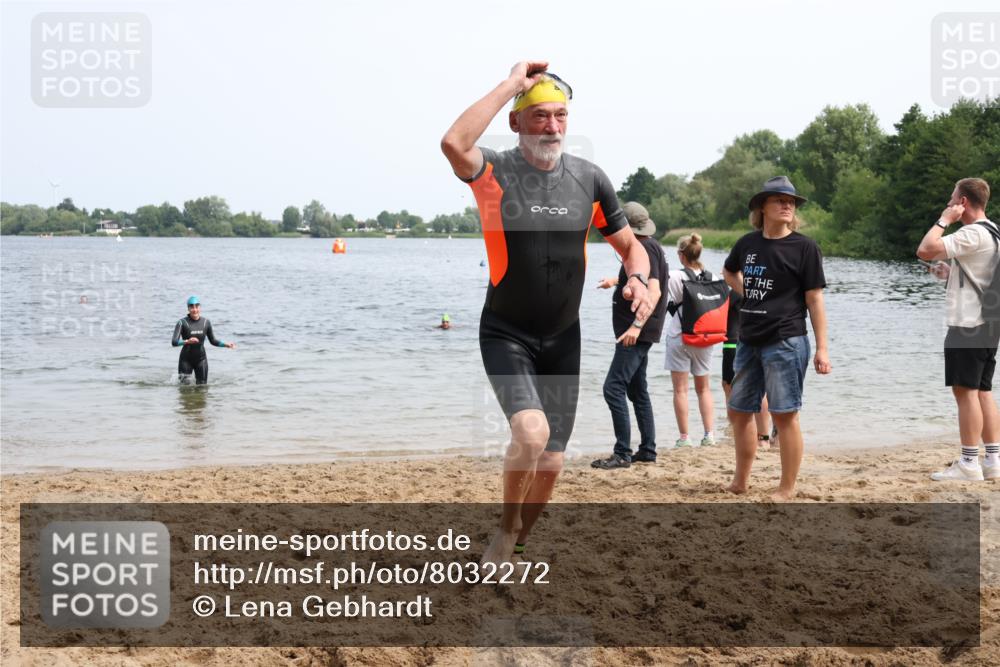 15.06.2025 - 27. Vierlanden-Triathlon Lena Gebhardt http://msf.ph/oto/8032272 15.06.2025 11:14:04 Schwimmen 800, 904, 920, 952, 962 meine-sportfotos.de