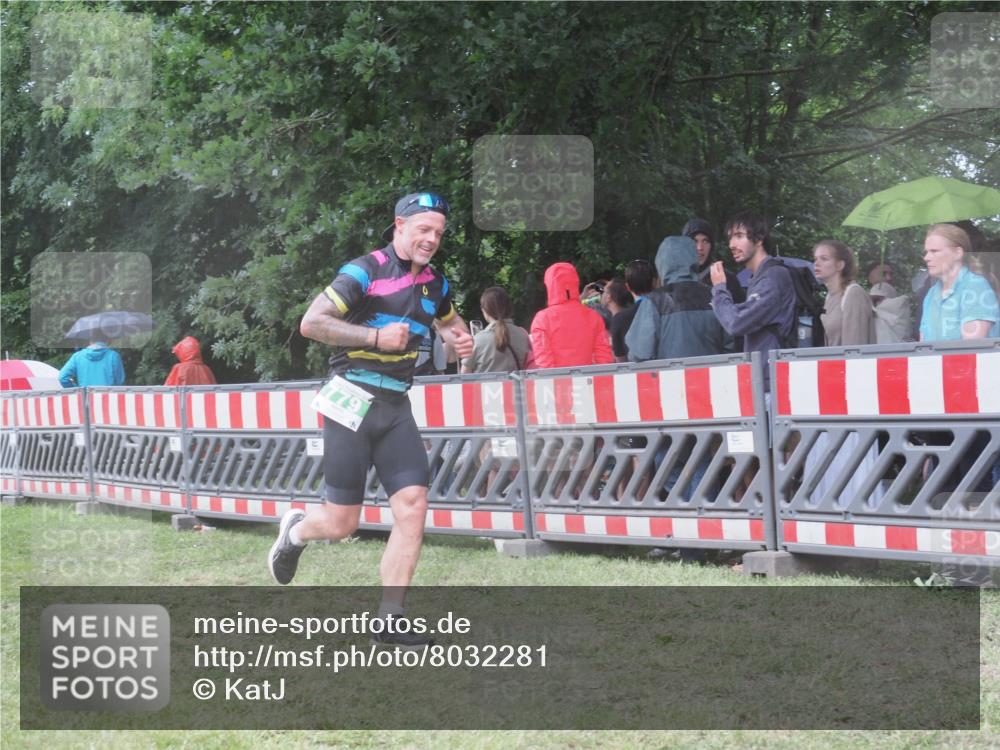 21.06.2025 - 27. Vierlanden-Triathlon KatJ http://msf.ph/oto/8032281 15.06.2025 13:42:42 Ziel 779 meine-sportfotos.de