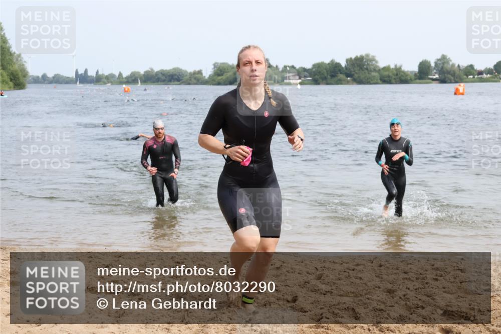 15.06.2025 - 27. Vierlanden-Triathlon Lena Gebhardt http://msf.ph/oto/8032290 15.06.2025 11:14:07 Schwimmen 800, 804, 904, 920, 952, 962 meine-sportfotos.de