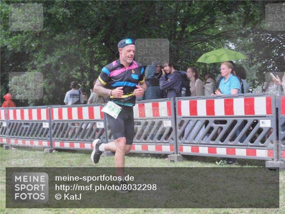 21.06.2025 - 27. Vierlanden-Triathlon KatJ http://msf.ph/oto/8032298 15.06.2025 13:42:42 Ziel 779 meine-sportfotos.de