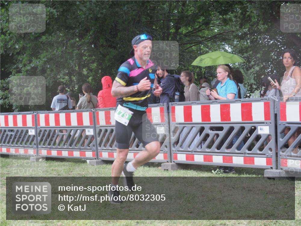 21.06.2025 - 27. Vierlanden-Triathlon KatJ http://msf.ph/oto/8032305 15.06.2025 13:42:42 Ziel 779 meine-sportfotos.de