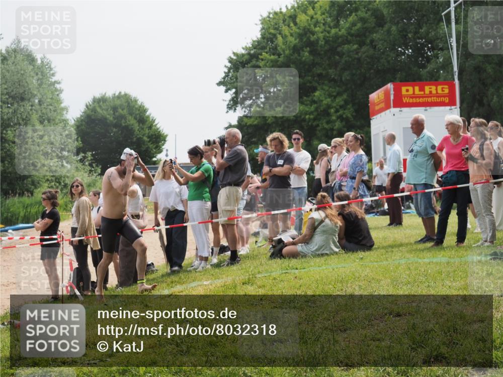 15.06.2025 - 27. Vierlanden-Triathlon KatJ http://msf.ph/oto/8032318 15.06.2025 11:12:36 Schwimmen 968 meine-sportfotos.de