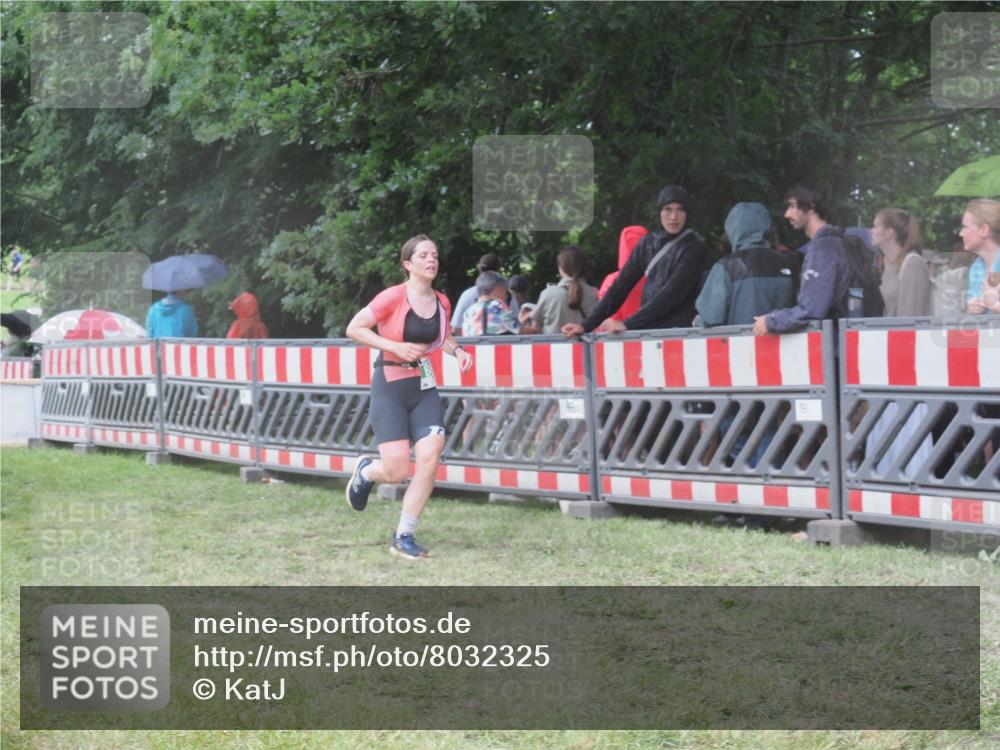 21.06.2025 - 27. Vierlanden-Triathlon KatJ http://msf.ph/oto/8032325 15.06.2025 13:43:03 Ziel 888 meine-sportfotos.de