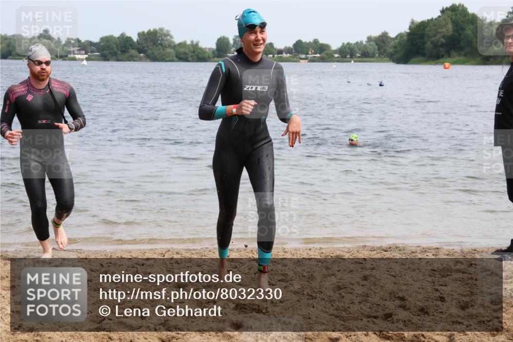 15.06.2025 - 27. Vierlanden-Triathlon Lena Gebhardt http://msf.ph/oto/8032330 15.06.2025 11:14:10 Schwimmen 800, 804, 904, 920, 952, 962 meine-sportfotos.de
