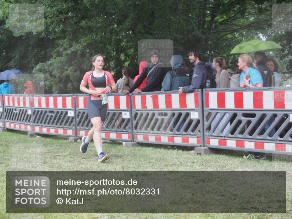 21.06.2025 - 27. Vierlanden-Triathlon KatJ http://msf.ph/oto/8032331 15.06.2025 13:43:03 Ziel 888 meine-sportfotos.de