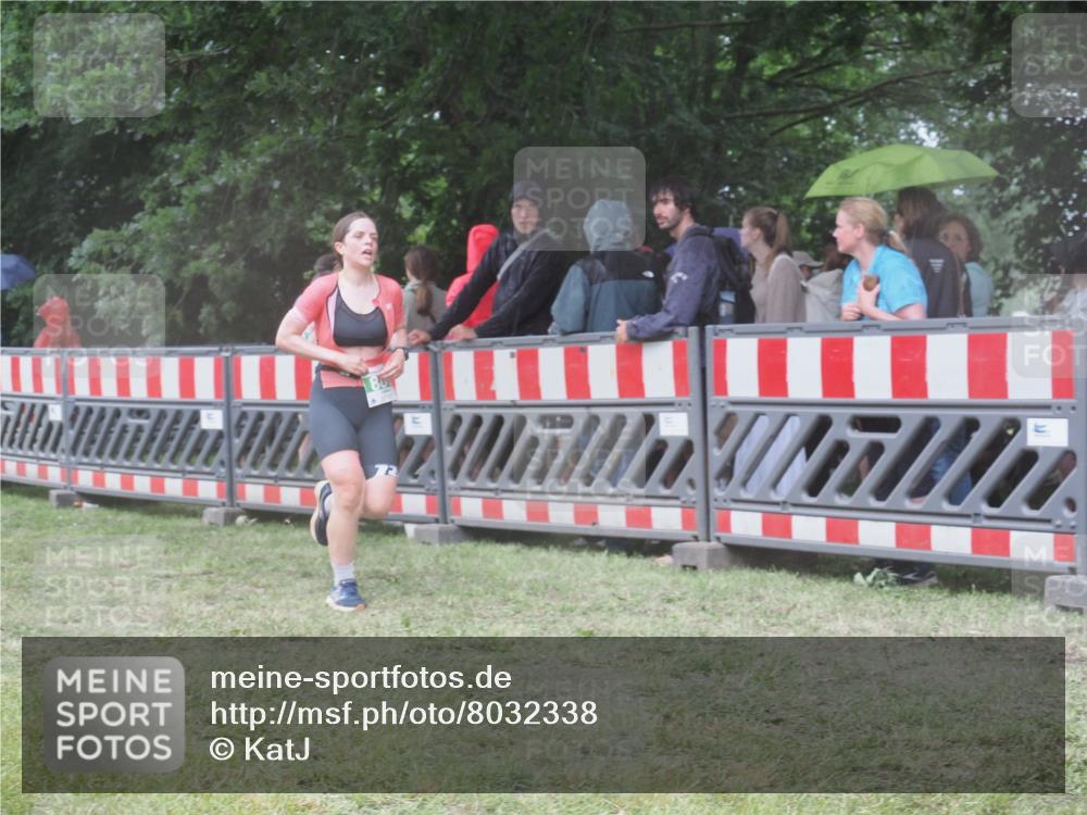 21.06.2025 - 27. Vierlanden-Triathlon KatJ http://msf.ph/oto/8032338 15.06.2025 13:43:03 Ziel 888 meine-sportfotos.de