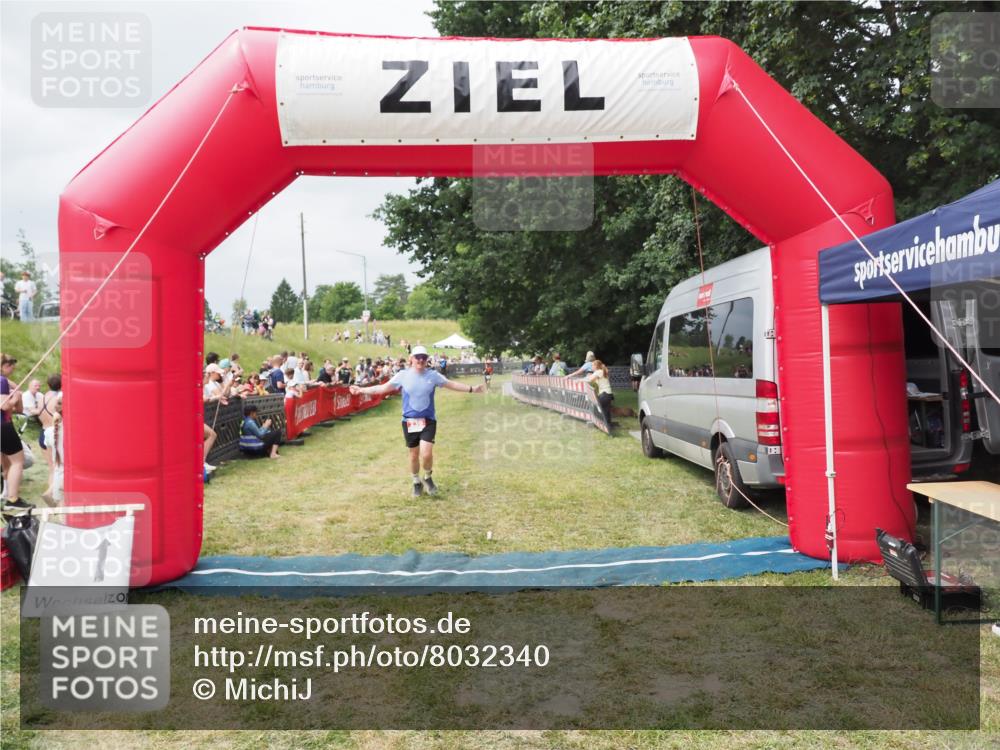 21.06.2025 - 27. Vierlanden-Triathlon MichiJ http://msf.ph/oto/8032340 15.06.2026 12:51:00 Ziel 239 meine-sportfotos.de