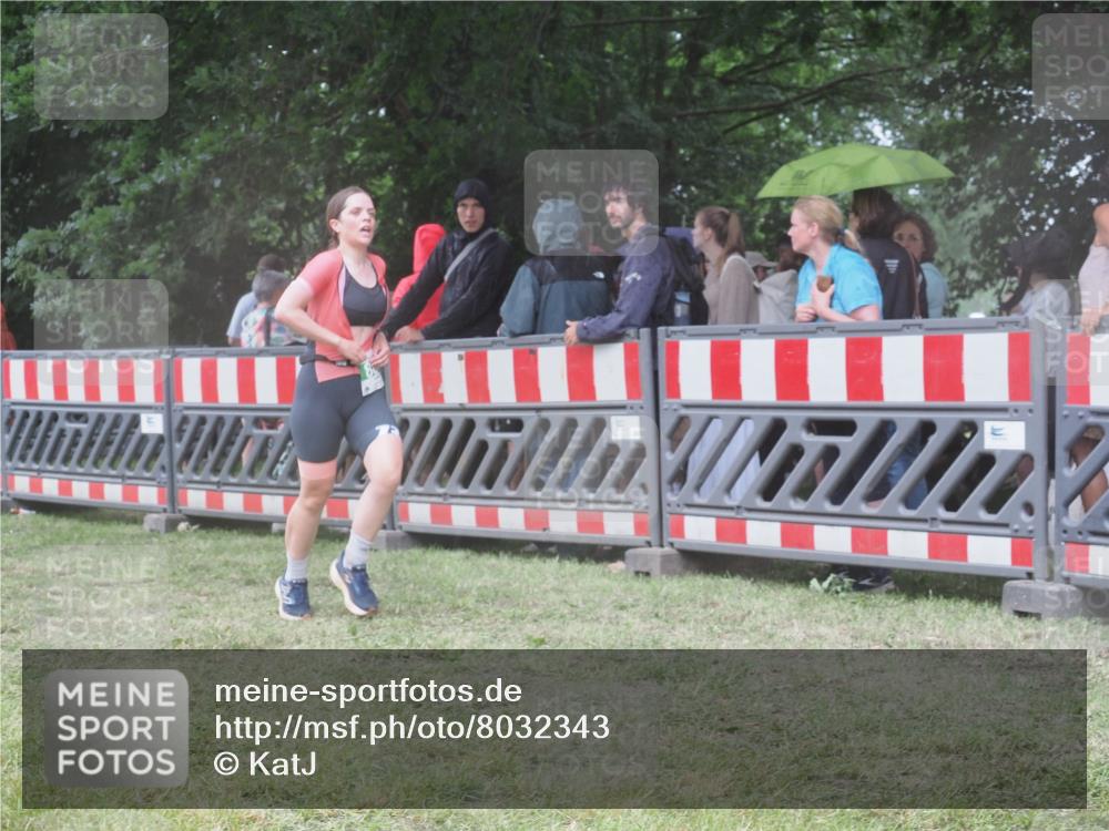 21.06.2025 - 27. Vierlanden-Triathlon KatJ http://msf.ph/oto/8032343 15.06.2025 13:43:03 Ziel 888 meine-sportfotos.de