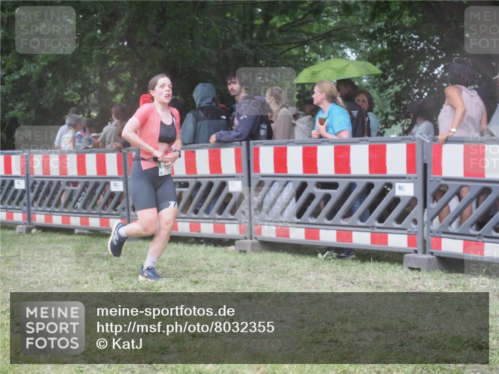 21.06.2025 - 27. Vierlanden-Triathlon KatJ http://msf.ph/oto/8032355 15.06.2025 13:43:04 Ziel 888 meine-sportfotos.de
