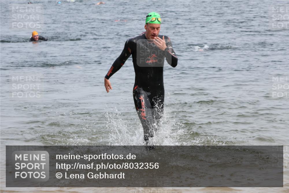 15.06.2025 - 27. Vierlanden-Triathlon Lena Gebhardt http://msf.ph/oto/8032356 15.06.2025 11:14:12 Schwimmen 800, 804, 904, 952, 962 meine-sportfotos.de