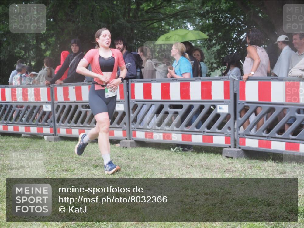 21.06.2025 - 27. Vierlanden-Triathlon KatJ http://msf.ph/oto/8032366 15.06.2025 13:43:04 Ziel 888 meine-sportfotos.de