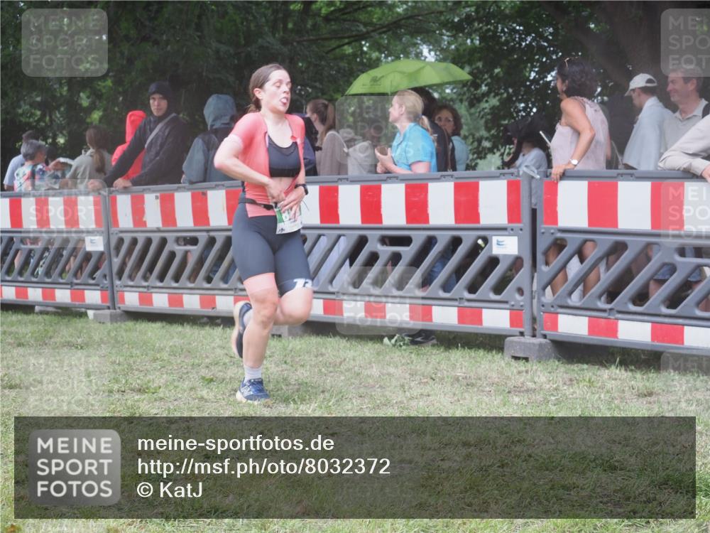 21.06.2025 - 27. Vierlanden-Triathlon KatJ http://msf.ph/oto/8032372 15.06.2025 13:43:04 Ziel 888 meine-sportfotos.de