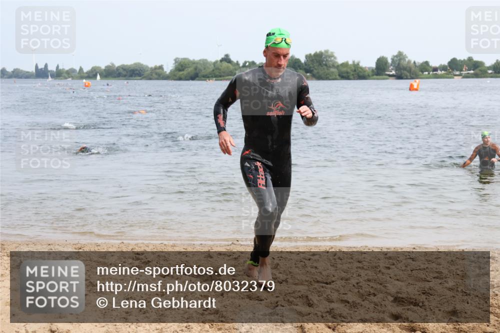 15.06.2025 - 27. Vierlanden-Triathlon Lena Gebhardt http://msf.ph/oto/8032379 15.06.2025 11:14:16 Schwimmen 804, 833, 904, 952, 962 meine-sportfotos.de