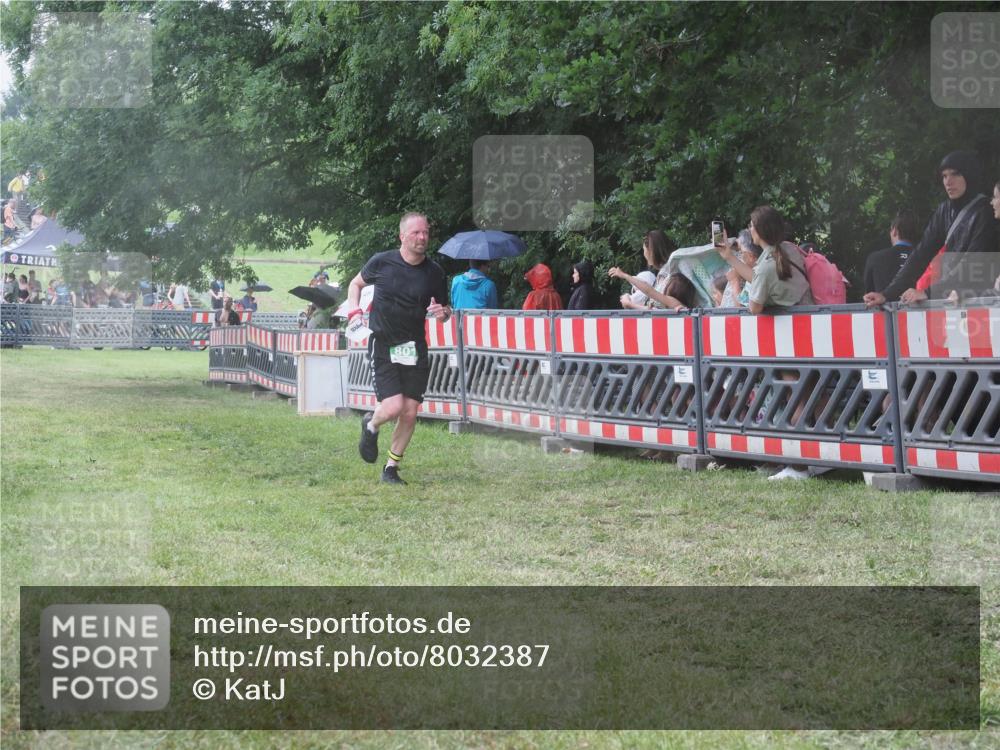 21.06.2025 - 27. Vierlanden-Triathlon KatJ http://msf.ph/oto/8032387 15.06.2025 13:43:12 Ziel 720, 801 meine-sportfotos.de