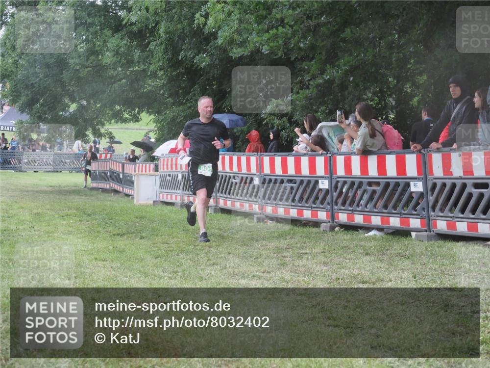 21.06.2025 - 27. Vierlanden-Triathlon KatJ http://msf.ph/oto/8032402 15.06.2025 13:43:12 Ziel 720, 801 meine-sportfotos.de