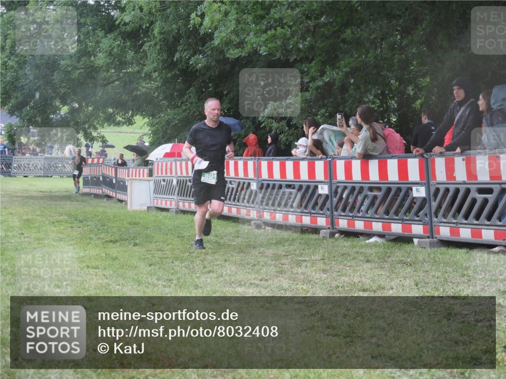 21.06.2025 - 27. Vierlanden-Triathlon KatJ http://msf.ph/oto/8032408 15.06.2025 13:43:12 Ziel 720, 801 meine-sportfotos.de